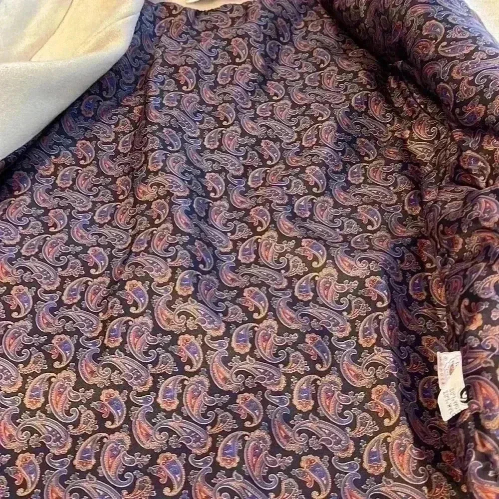 Vintage 80% wool coat. Made in the USA. Size medium. - Picture 10 of 15